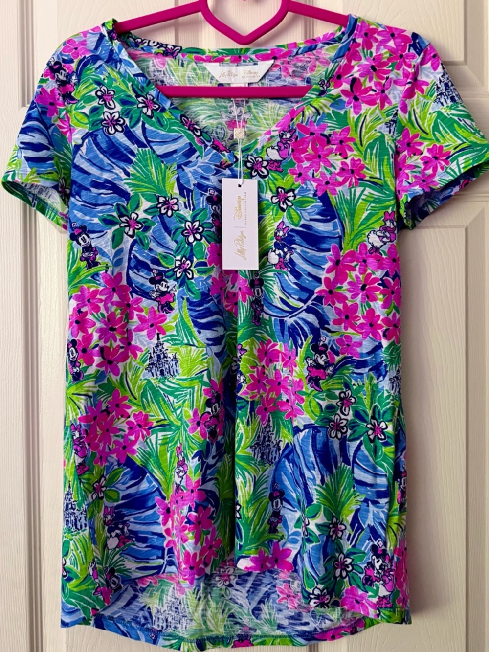 NWT  Pulitzer X Disney Dreamin V Neck tee, Resort Tropical Floral, Minnie, Daisy
